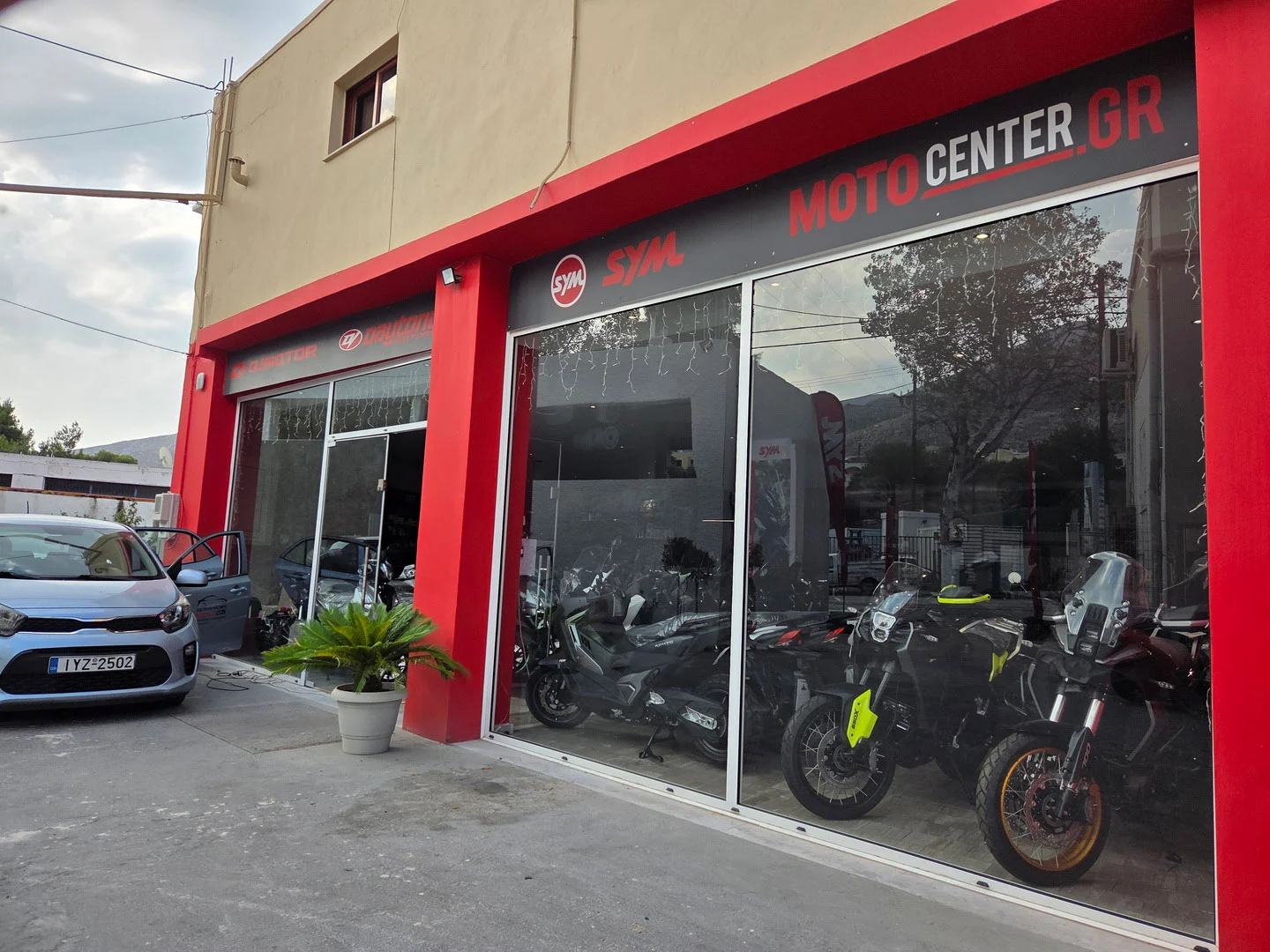 Η πρόσοψη του καταστήματος MOTO Center στην Κάλυμνο