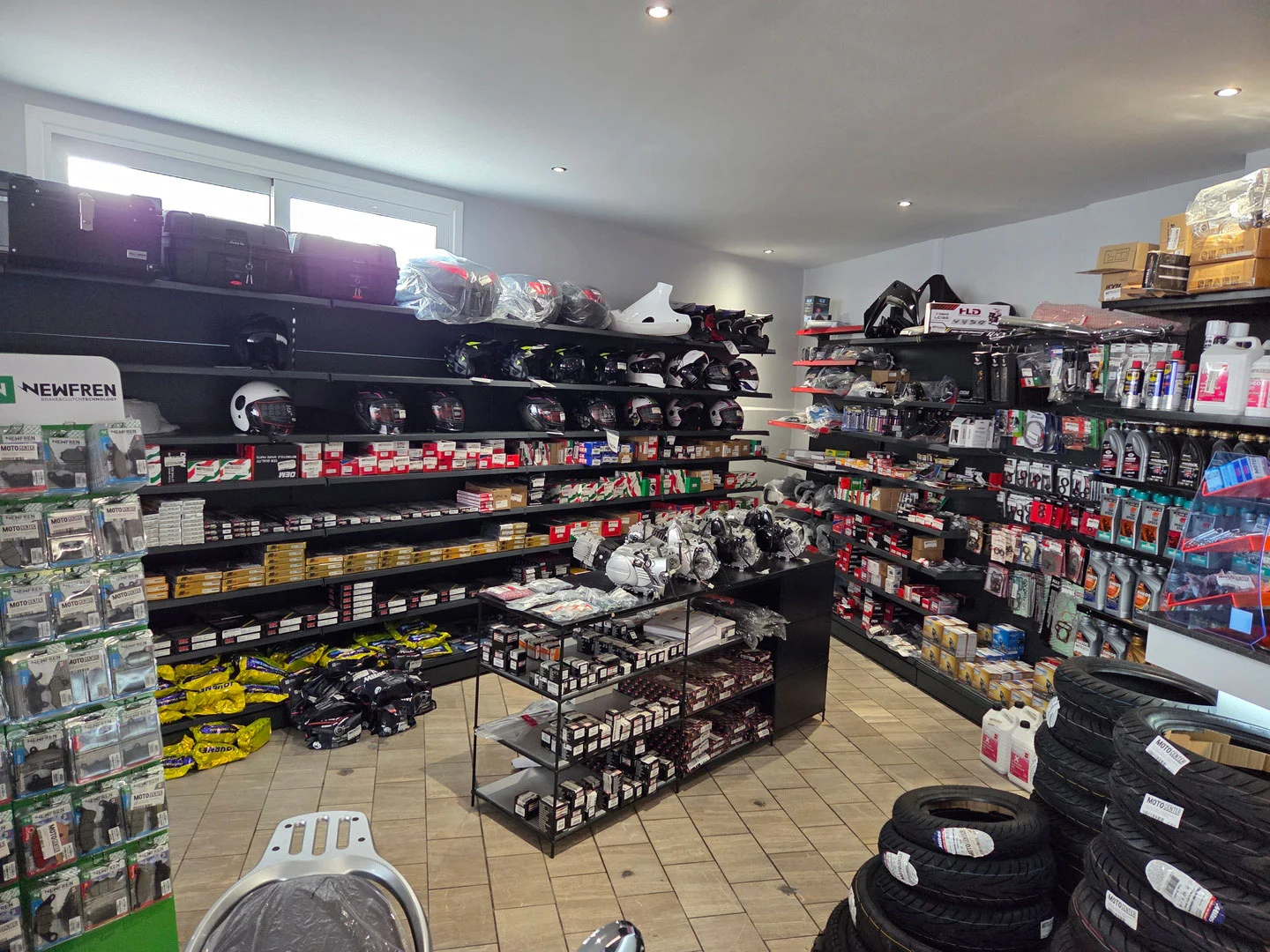 Ράφια με ανταλλακτικά και εξοπλισμό στο MOTO Center